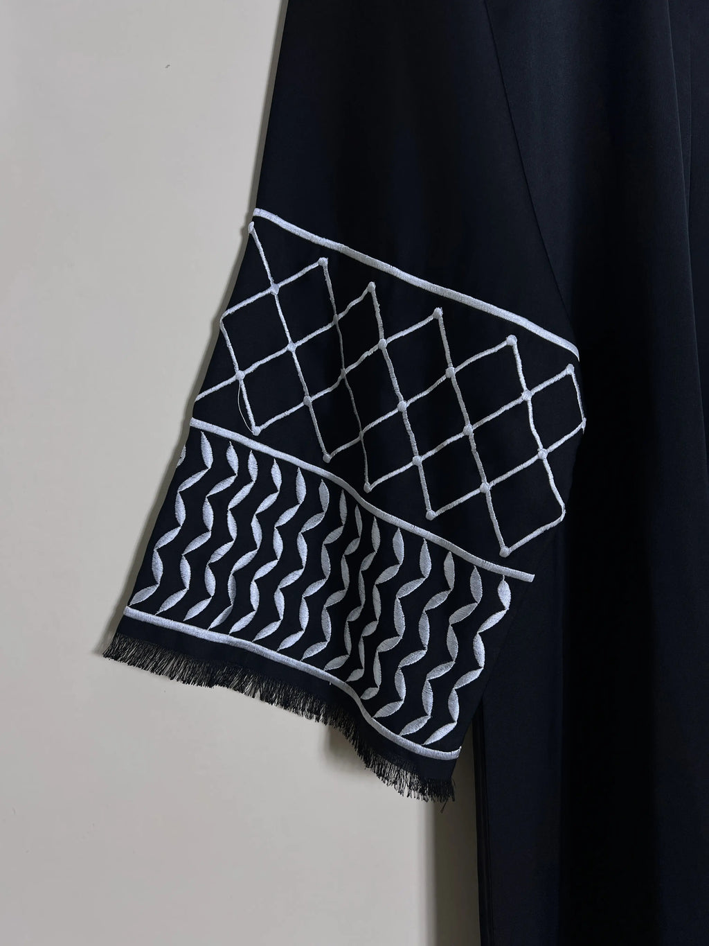 Black - Keffiyeh Embroidery Abaya HJ1506
